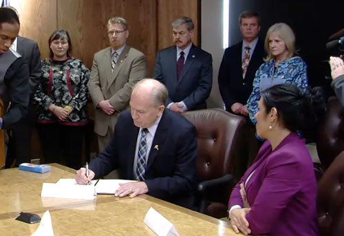 jpg Governor signs Administrative Order 283