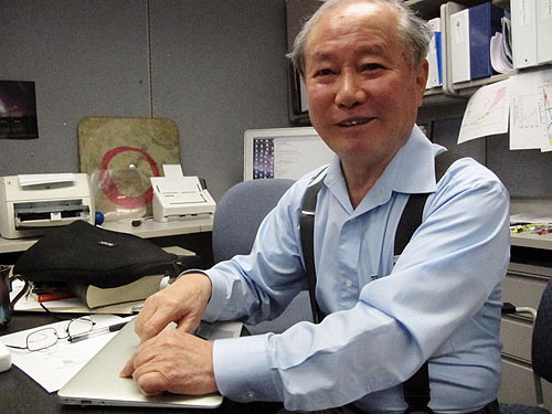 jpg Syun-Ichi Akasofu in his office. 