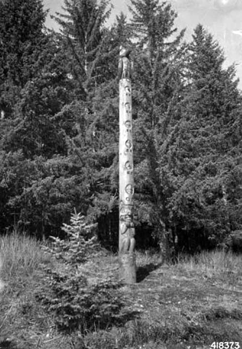 jpg Historic photo of the Yax té (Big Dipper) totem taken in 1942
