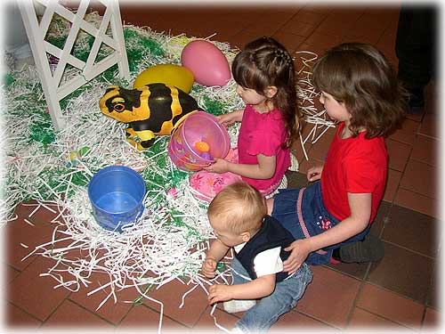 Easter Egg Hunt Photo by Gretchen Klein ©2004