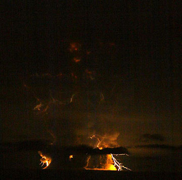 jpg Photo of lightning from Redoubt Volcano