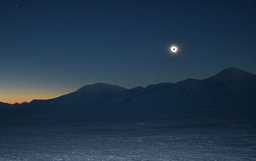 jpg A total eclipse of the sun, seen from Svalbard.