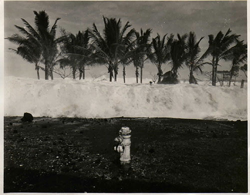 jpg Photo of a tsunami wave that hit Hilo, Hawaii, on April 1, 1946