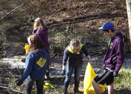 jpg Students cleaning the area between TSAS and Schoenbar School