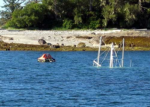 photo life raft & sailboat