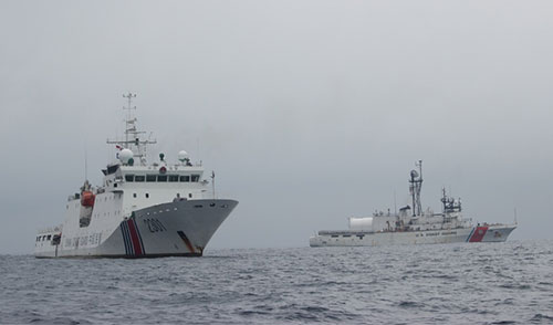 jpg The Alex Haley and PRC Coast Guard crews detained the Run Da suspected of illegal high seas drift net fishing. 