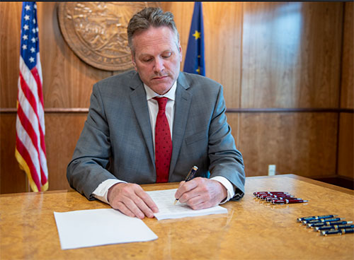 jpg Governor vetoes $444 million from Alaska's operating budget; Elinimates 50% of state deficit