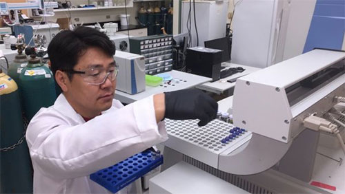 jpg University of Alaska Fairbanks researcher Kyungcheol Choy loads an autosampler in UAF’s Alaska Stable Isotope Facility. 