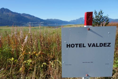 jpg A sign marks the former site of the Hotel Valdez, which was destroyed by a tidal wave after the Great Alaska Earthquake of March 1964.