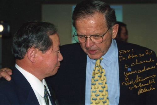 jpg Akasofu talks with U.S. Sen. Ted Stevens, R-Alaska, a longtime friend.
Photo courtesy Syun-Ichi Akasofu 