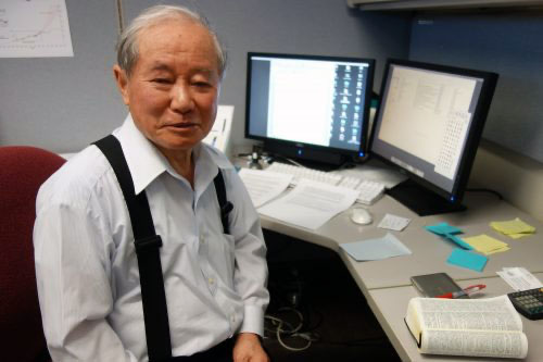jpg Akasofu works at his office in the building on the Fairbanks campus named after him.
Photo by Ned Rozell 