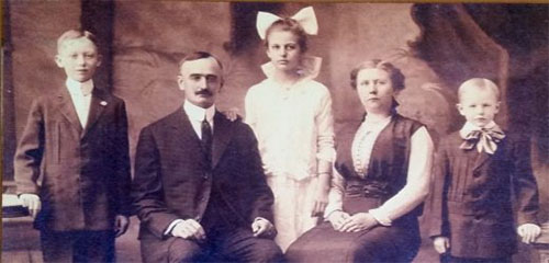 jpg Portrait of the Trump family, from left to right: Fred, Frederick, Elizabeth, Elizabeth Christ, and John, 1915