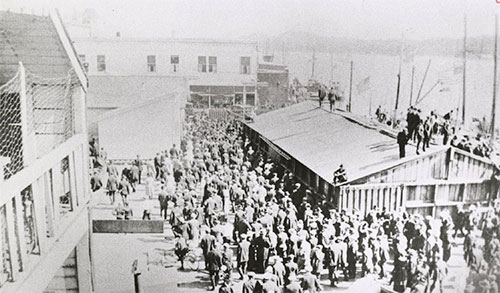 jpg Ketchikan crowd greeting the arrival of Roy Jones & the Northbird, July 17, 1922